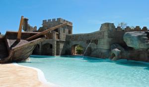 een waterpark met een kasteel-thema en een waterglijbaan bij Gran Santa Ponsa Apartments in Santa Ponsa