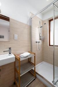 bagno con doccia e lavandino di Lapsi Apartments - Traditional Maltese Style near the Promenade a San Giuliano
