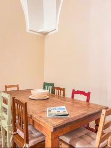 un tavolo in legno con sedie e una ciotola sopra di Maison Li Signuri a Maglie