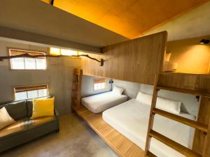 東河鄉的住宿－東河老宿舍，小房间设有两张双层床和一张沙发