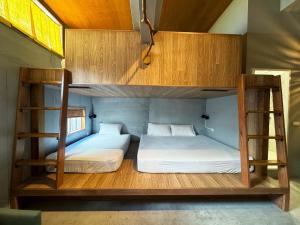 Katil dua tingkat atau katil-katil dua tingkat dalam bilik di DH House