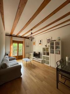 een woonkamer met een bank en een tafel bij Encantador Piso en la Antigua Casa de Correos in Molina de Aragón