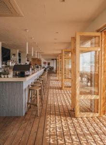 un restaurante con un bar largo con taburetes de madera en Nayu Igneada, en Demirköy