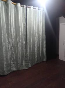 einen weißen Vorhang in einem Zimmer mit Scheinwerfer in der Unterkunft La Cour CoCoyer in Bouillante