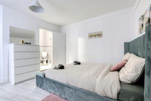Cama ou camas em um quarto em Magnifique Appart Rénové Paris Métro 4pers Wifi
