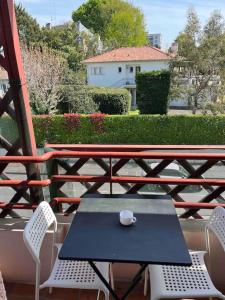 czarny stół i krzesła na balkonie w obiekcie Studio Bayonne avec balcon w Bajonnie