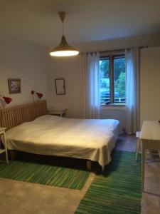 um quarto com uma cama grande e uma janela em Borgholm Rum Centralt em Borgholm