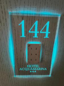 a lighted clock with the number on it at Hotel Acquamarina in Portoferraio