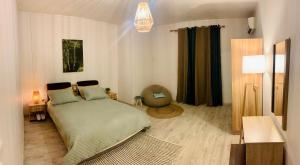 - une chambre avec un lit et une chaise dans l'établissement Ibiza Apartment - 150m from the beach, à Flic-en-Flac