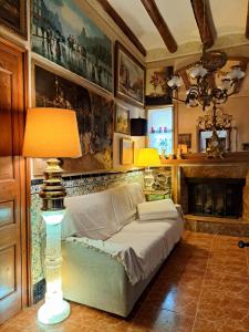 uma sala de estar com um sofá e um candeeiro em El Recer em Sant Pau dʼOrdal