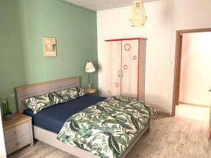 una camera con un letto e un comò di Ibiza Apartment - 150m from the beach a Flic-en-Flac