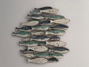 un grupo de peces dispuestos en un árbol de Navidad en Hotel Acquamarina, en Portoferraio