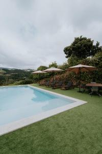 Bazén v ubytování Casa de Greire nebo v jeho okolí