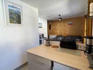 ラルプ・デュエズにあるAppartement Huez, 2 pièces, 4 personnes - FR-1-405-25のキッチン(電子レンジ付きのカウンタートップ付)