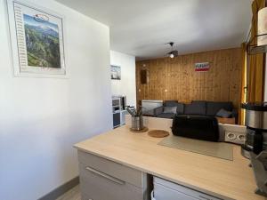 Η κουζίνα ή μικρή κουζίνα στο Appartement cosy 4 pers, proche télécentre, balcon - L'Alpe d'Huez - FR-1-405-25