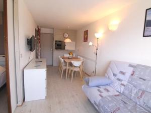 ラルプ・デュエズにあるAppartement Huez, 2 pièces, 6 personnes - FR-1-405-40のリビングルーム(ソファ、テーブル付)