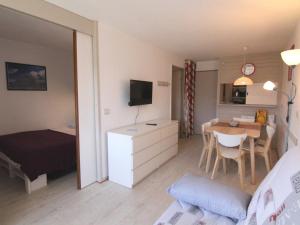 Appartement Huez, 2 pièces, 6 personnes - FR-1-405-40にあるテレビまたはエンターテインメントセンター