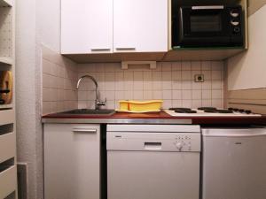 Appartement Huez, 2 pièces, 6 personnes - FR-1-405-40にあるキッチンまたは簡易キッチン
