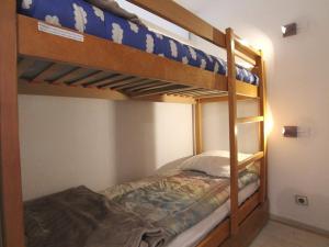 Appartement Huez, 2 pièces, 6 personnes - FR-1-405-40にある二段ベッド