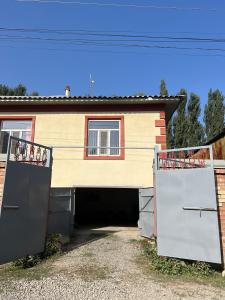uma garagem com duas portas em frente a um edifício em Bayzak guest house 