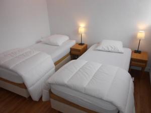 Appartement Huez, 4 pièces, 8 personnes - FR-1-405-131にあるベッド