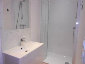 ラルプ・デュエズにあるAppartement Huez, 4 pièces, 8 personnes - FR-1-405-131の白いバスルーム(シンク、シャワー付)