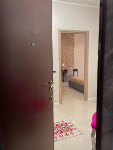 uma porta que leva a uma sala com um quarto em CASAMAGNOLIA em Cernusco sul Naviglio