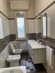 納維廖河畔切爾努斯科的住宿－CASAMAGNOLIA，浴室设有2个水槽、卫生间和镜子。