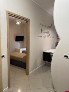 um quarto com um espelho, uma cama e uma secretária em CASAMAGNOLIA em Cernusco sul Naviglio