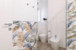 łazienka z toaletą i umywalką w obiekcie Quarzo. Modern Rooms w Cagliari