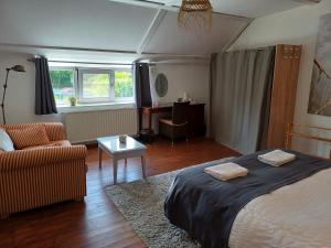 Postel nebo postele na pokoji v ubytování Les Gabelous - chambre d'hôtes avec petit-déjeuner à Viroinval