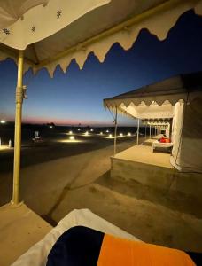 uma vista para uma tenda num aeroporto à noite em Destination Desert Camp em Jaisalmer