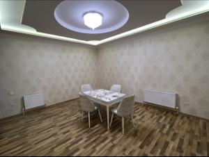 een kamer met een tafel en stoelen en een plafond bij Samarqand city in Samarkand