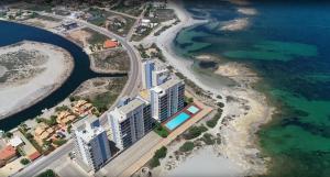 una vista aérea de un complejo cerca del agua en Apartamento Rokita Blanca, en La Manga del Mar Menor
