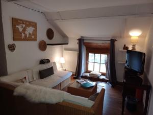 TV a/nebo společenská místnost v ubytování Les Gabelous - chambre d'hôtes avec petit-déjeuner à Viroinval