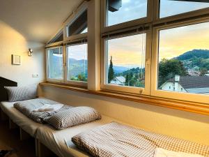 einen Fensterplatz in einem Zimmer mit Aussicht in der Unterkunft Giebelblick-D in Oberstaufen