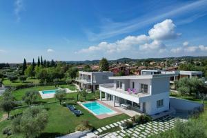 an aerial view of a villa with a swimming pool at Villa Easy Life by Garda FeWo in Moniga