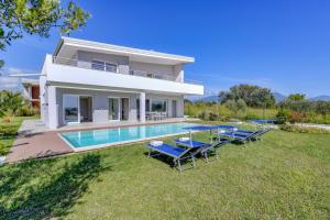 an image of a villa with a swimming pool at Villa Easy Life by Garda FeWo in Moniga