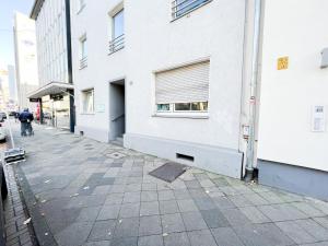 an empty sidewalk next to a white building at Apartment Düsseldorf City in Düsseldorf