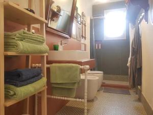 uma casa de banho com lavatório, WC e toalhas em LA LIMONAIA em Racale