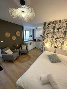 Nay的住宿－LE VEGETAL / Nay centre，一间卧室设有一张床和一间客厅。