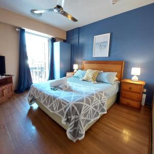 1 dormitorio con cama y pared azul en Boardrider Backpackers and Budget Motel en Sídney