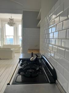 Kuchyň nebo kuchyňský kout v ubytování Stunning Period & Family Apartment by the Sea