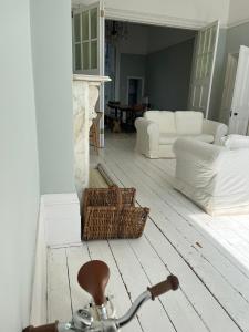 En sittgrupp på Stunning Period & Family Apartment by the Sea