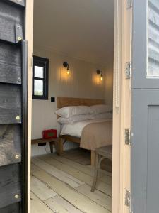 een slaapkamer met een bed in een kleine kamer bij Shepherds Huts in Kidlington