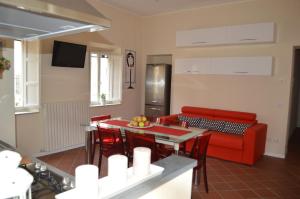 een woonkamer met een rode bank en een tafel bij La Casa di Rachele in Lucca