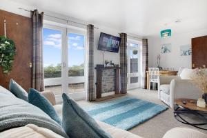 a living room with a couch and a tv at Frenchgate Holiday Stay in Richmond