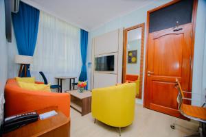 sala de estar con sofá y silla amarilla en Best Western Dodoma City Hotel, en Dodoma