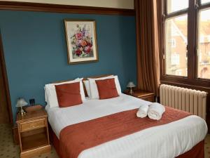 Een bed of bedden in een kamer bij Purbeck House Hotel & Louisa Lodge