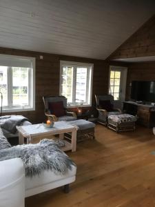 sala de estar con sofás y mesa en Remestøylflotti Hyttegrend en Hovden